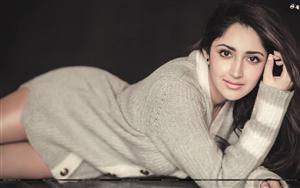 Sayesha Saigal  strikes a pleasing to the eyes look